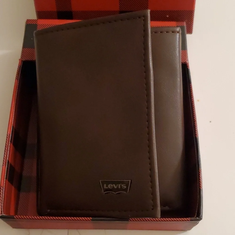 New mens real leather brown Levi's trifold wallet - Picture 1 of 7